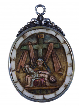 485.  “San Miguel Arcángel” y “Piedad”Medalla devocional de alabastro policromado en relieve.Trabajo colonial, S. XVII - XVIII.