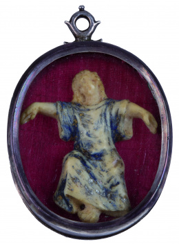 486.  Medalla devocional con Niño Jesús de marfil policromado, marco en plata liso.S. XVIII.