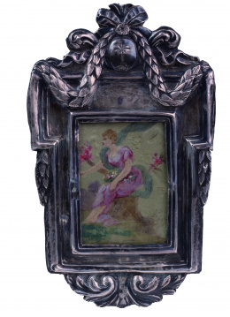979.  Marco de plata de estilo Carlos IV con decoración repujada con y una guirnalda.h. 1800.
