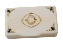 794.  Cajita de pp. S. XIX realizada en marfil con camafeo de piedra de luna rodeado por marco flanqueado por dos diamantes