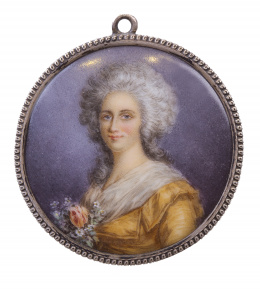 59.  Colgante con porcelana esmaltada de Dama de estilo S. XVIII en montura de plata con contorno grabado