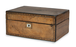 605.  Caja de madera de nogal con marquetería y cerradura de nácar.Inglaterra, S. XIX.