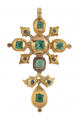 4.  Cruz colgante popular S. XIX de esmeraldas y símil esmeraldas con botón colgante en forma de pera que pende de doble hoja