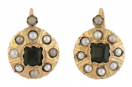 25.  Pendientes S. XIX circulares con símil emeralda cuadrada y orla de perlas de vidrio