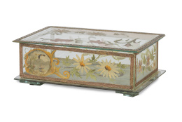 1265.  Caja de vidrio pintado con aplicaciones metálicas e interior en seda sobre base de madera.S. XIX.