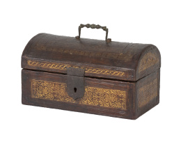 1237.  Cofre con alma de madera y tapa de medio cañón de piel gofrada y dorada.España, S. XVII.