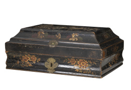 1206.  Caja para pelucas de madera lacada y dorada, con decoración de chinerías.Trabajo francés, S. XVIII
