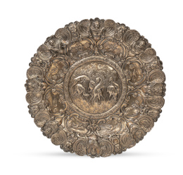 1021.  Bandeja circular de plata cincelada y repujada. Con marcas.Collar, España, S. XIX.