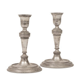 1016.  Pareja de candeleros Carlos IV de plata en su color, decoración troquelada de estrellas y contarios.España, h. 1800.