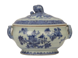 1129.  Terrina con tapa con tapa de porcelana esmaltada en azul y blanco, rematado por una alcachofa.S. XIX.