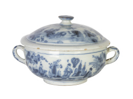 1238.  Recipiente con tapa de cerámica en azul y blanco con personajes chinescos.Francia, S. XVIII.