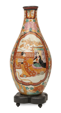 1203.  Jarrón de porcelana esmaltada con cartela con escena palaciega.Japón, periodo Meiji, ff. del S. XIX.