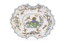 1125.  Bacía de doble escotadura de cerámica esmaltada con decoración chinesca.Francia, S. XVIII.