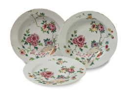 1198.  Juego de tres platos de porcelana esmaltada de Compañía de Indias, con esmaltes de la familia rosa, dos de ellos hondos.Época Qianlong, China, S. XVIII.