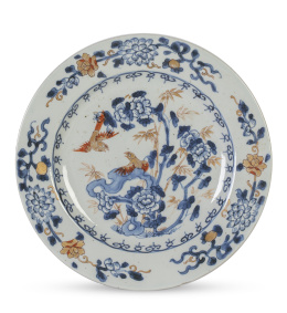 1204.  Plato de porcelana esmaltada en azul, rojo y dorado, de estilo ImariChina, S. XVIII.