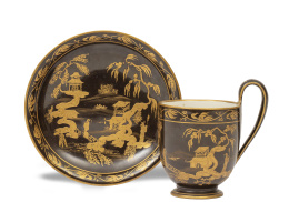 1176.  Taza con su plato de porcelana esmaltada y dorada con decoración de chinerías.Viena, h. 1800.