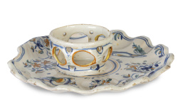 1055.  Mancerina de cerámica esmaltada de la serie de chinescos.Alcora, primera época, (1735-1755).