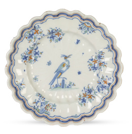 1056.  Plato de cerámica esmaltada con ave de la serie de chinescos.Alcora, primera época h. 1735-1755.