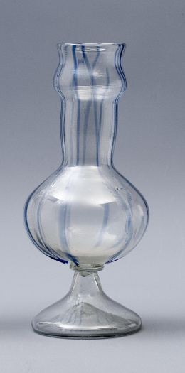 564.  Jarrón de vidrio con hilos o laticinios en azul.Cataluña, S. XVIII.