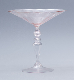 553.  Copa o "tazza" de vidrio en rosa e incoloro.Cataluña, S. XVIII.