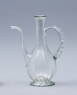 558.  Aceitera de vidrio incoloro, asa decorada con hilo aplicado y pinzado.Cataluña, S. XVIII.