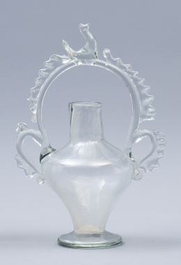 550.  Jarro de vidrio incoloro, con asa rematada por pajarito.Cataluña, S. XVIII.