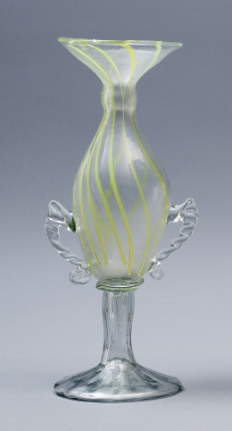 563.  Florero de vidrio decorado con hilos verdes o latcinios y asas aplicadas.Cataluña, S. XVIII.