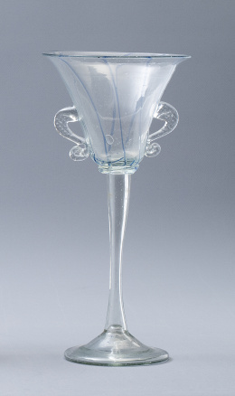556.  Copa con asas, de vidrio decorada con hilos o laticinios en azul.Cataluña, S. XVIII - XIX.