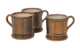 1271.  Lote de tres tazas de cerámica esmaltada de reflejo dorado, azul y rosa.Bristol, Inglaterra, S. XIX.