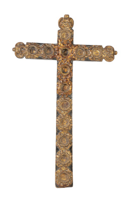 1067.  Cruz-relicario de madera tallada, dorada y policromada.
Es