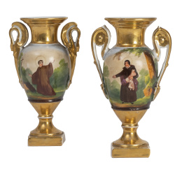 1152.  Dos ánforas de porcelana esmaltada y dorada con santos.París, primer cuarto del S. XIX.