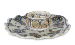 1051.  Mancerina de cerámica esmaltada de la serie chinesca.Alcora, primera época (1735-1760).