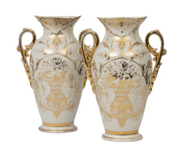 1146.  Pareja de jarrones isabelinos de porcelana esmaltada y dorada decorados con cestos de flores.España, mediados del S. XIX.