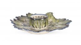1126.  Mancerina de cerámica esmaltada con forma de hoja y pocillo calado.Alcora, segunda mitad del S. XVIII.