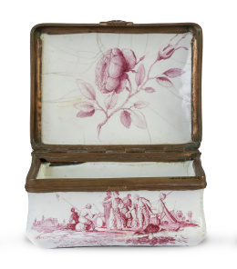 1129.  Tabaquera esmaltada en blanco y rosa con escenas de batalla