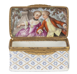 1189.  Tabaquera de estilo Luis XVI, de esmalte con decoración de 