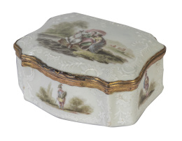 1191.  Tabaquera de esmalte con escena en la tapa de el "rapto de Europa" y "Leda y el Cisne", con decoración de "pâte sur pâte".Alemania, S. XVIII.