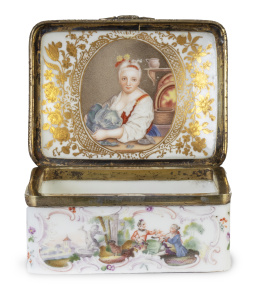 558.  Tabaquera de porcelana esmaltada y dorada con escena galante en la tapa y retrato femenino en el interior.Meissen, S. XVIII.