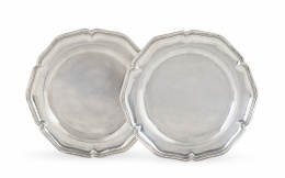 1080.  Pareja de platos de plata con contorno ingletado. Con marcas.Miguel Antonio Lizasoaín, Madrid Villa y Corte, 1773.