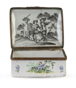 557.  Tabaquera esmaltada con escenas en grisalla y de flores en "pâte su pâte" en la tapa y en el  interior.Alemania, S. XVIII.