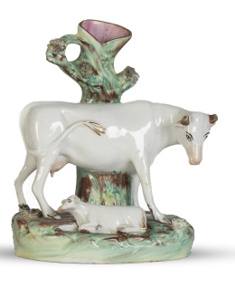 1233.  Vaca con ternero.Florero de loza esmaltada.Staffordshire, Inglaterra, S. XIX.