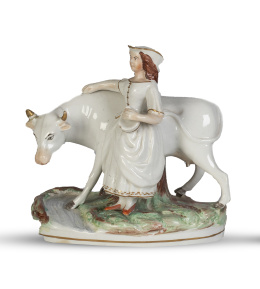 1231.  Dama con vaca.Florero de loza esmaltada.Staffordshire, Inglaterra, S. XIX.