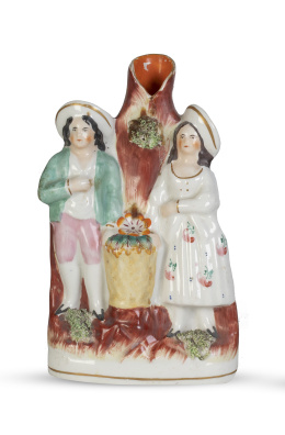1195.  Pareja con cesto de flores.Florero de loza esmaltada.Staffordshire, Inglaterra, S. XIX.