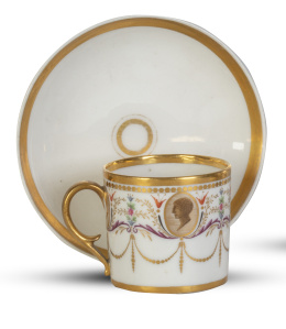 1340.  Taza de porcelana esmaltada y dorada de estilo Luis XVI.Francia, pp. del S. XIX.