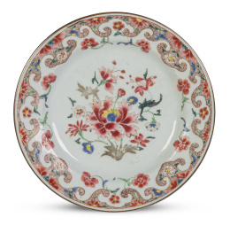 1246.  Plato de porcelana esmaltada de Compañía de Indias con decoración floral.China, S. XVIII.