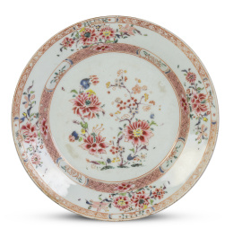 1245.  Plato de porcelana esmaltada de Compañía de Indias con decoración floral.China, S. XVIII.
