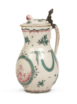 1216.  Jarro con tapa de cerámica esmaltada con puttis y flores.Francia, S. XVIII.