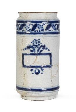 691.  Bote de farmacia de cerámica esmaltada en azul y blanco con cartela.Puebla, México, S. XVIII.