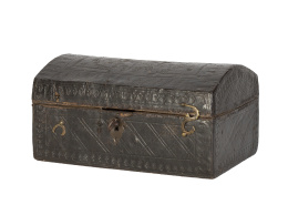 1144.  Cofre de piel con alma de madera y decoración gofrada.Francia, S. XVII.