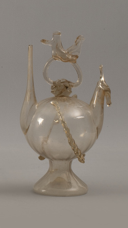 625.  Botijo o cantir de vidrio transparente con ave en el asa.Cataluña o Mallorca, S. XVIII.